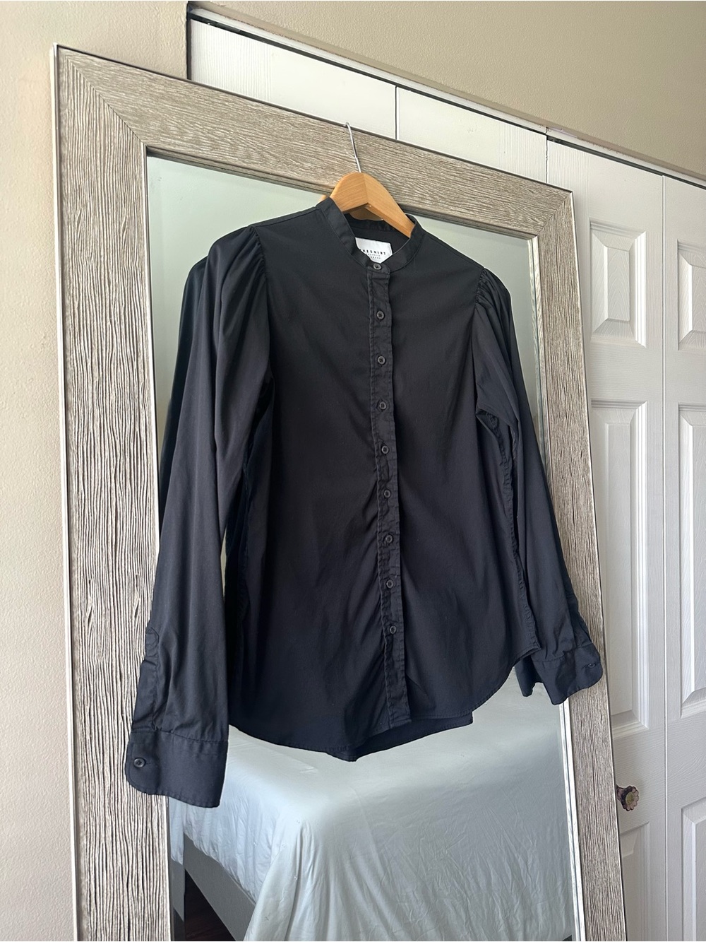 THE SHIRT Rochelle Behrens Black Solid Band Collar Button-Up Blouse Medium